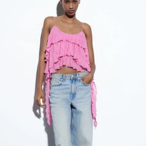 Zara top - Säljer denna fina volang top från zara, endast använd en gång, strl m men passar även s💕