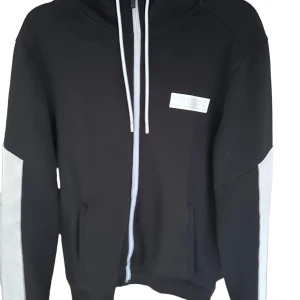 Svart Vit Boss kofta - I salu så finns det en använd Svart Vit Boss kofta i storlek S, koftan passar även människor med storlek M. Koftan är äkta köpt för 1550 kronor och är använd några gånger. priset kan diskuteras