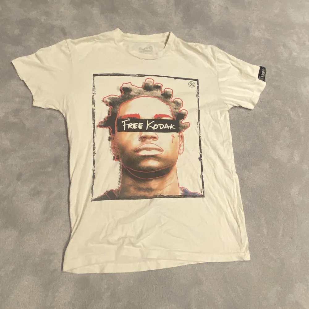 Säljer nu en (Limited and Exclusive) vit Kodak Black t-shirt från Fly Supply som är mycket sparsamt använd och säljs för att den inte kommer till användning längre. Skriv för fler bilder. T-shirts.