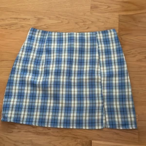 Rutig kjol - Fin slits vid kanten av kjolen.