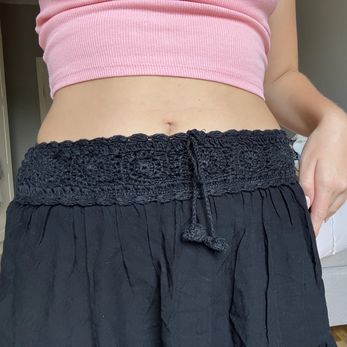 Svart kjol med broderier  - 90