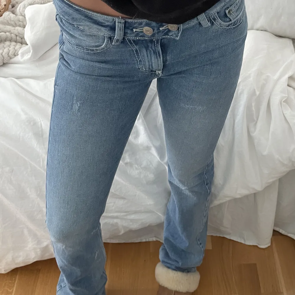 Så snygga lågmidjade bootcut jeans från junkyard, använda få gånger💙. Jeans & Byxor.