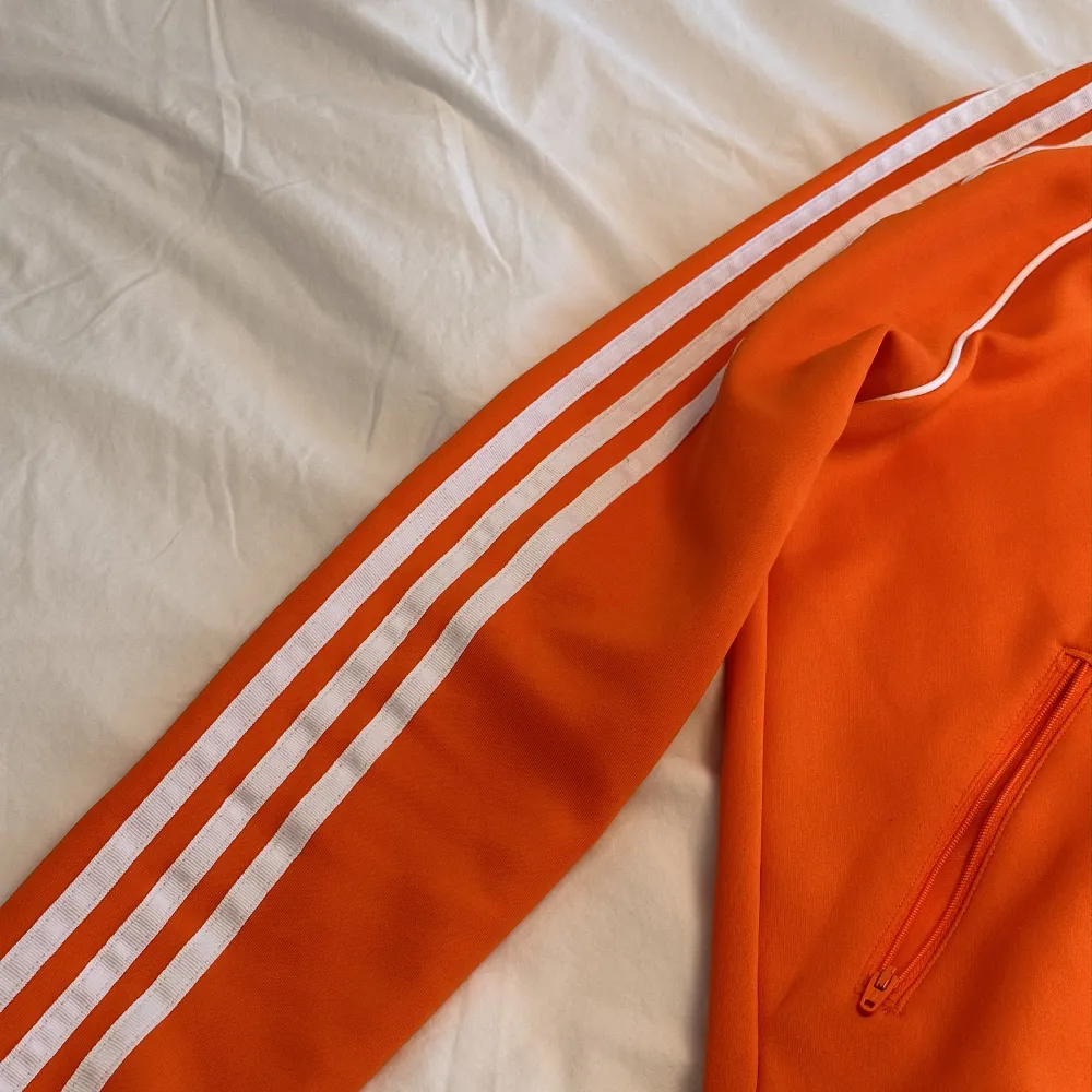 Orange adidas originals tröja. Stl 8 sparsamt använd. . Hoodies.