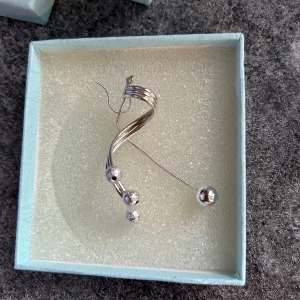 Örhängen  - Två stycken örhängen. Nya i original förpackning 