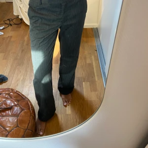 Lågmidjade kostymbyxor - Super snygga låg midjade kostymbyxor! Säljer eftersom att de är lite stora på mig. Byxorna är i storlek 36💜