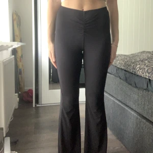 Byxor  - Byxor från HM i bra skick, knappast använda. Väldigt stretchiga. Storlek xxs 