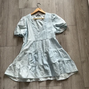Zara klänning  - Jättefin ljusblå klänning från Zara, har bara använt den en gång då den tyvärr inte passar mig 