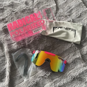 Pit viper - Säljer ett par äkta pit vipers som är helt oanvända. Köpta från pitvipers hemsida. Med kommer ordinarie förpackning och extra bågar.  Nypris 900kr säljer för 500kr och priset går att diskutera 🕶️✌🏻