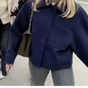 Kort kappa - Säljer min mörkblå korta kappa från NA-KD💕💕 Jätte fin nu till hösten, lånade bilder så skriv för egna💕 Passar mig jätte bra som är en S