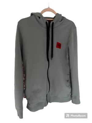 Grå HUGO kofta - En oanvänd Grå HUGO kofta som går i storleken S, använd 2-3 gånger. Pris diskuteras 