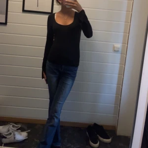 Snygga lågmidjade  bootcytjeans - Säljer dessa as snygga jeans för att ja inte använder dom längre! Dom är i super bra skick, ltb liknande
