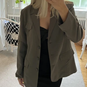 Kavaj - Superfin militärgrön kavaj som inte kommer till användning