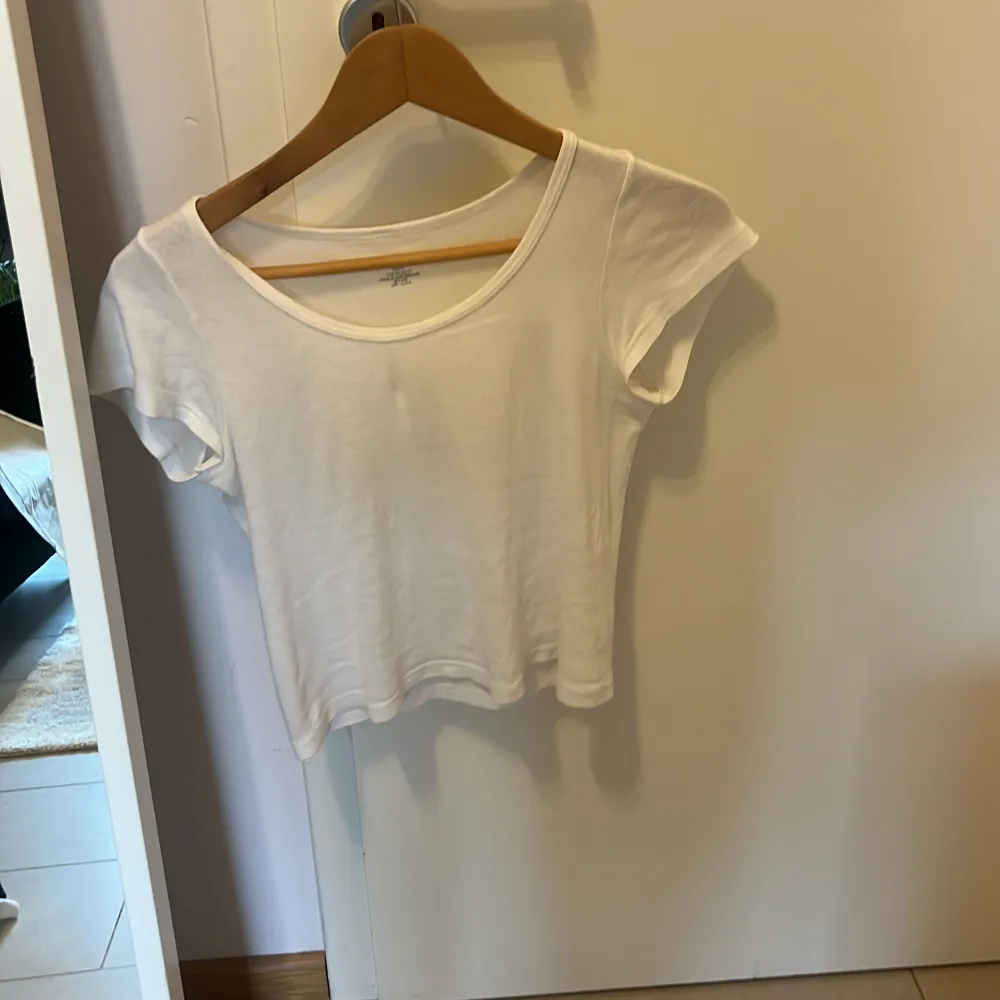 Brandy Melville t-shirt men u ringning. Säljer pågrund av att jag inte använder längre. Köpt för 200. T-shirts.