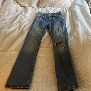 Gina tricot bootcut jeans med hål vid knäet. Säljer pågrund av att jag inte använder längre. Köpta för 499