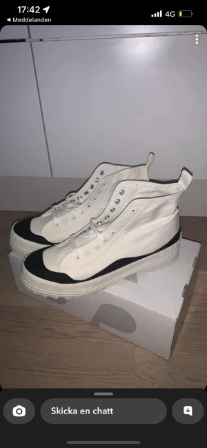 Superga Sneakers - Aldrig använda och helt oöppnade (Skorna på bilden är en annan storlek) Köpta för 999kr Säljer då 43 är för stort för mig och jag har dubbla par.