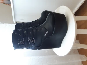 Platåskor Killstar storlek 39 - Platåskor från Killstar i storlek 39. Endast använda (inomhus) 2 gånger, alltså i otroligt bra skick. Modellen säljs inte längre från Killstar. Nypris över 1 000kr, jag säljer för 800kr.