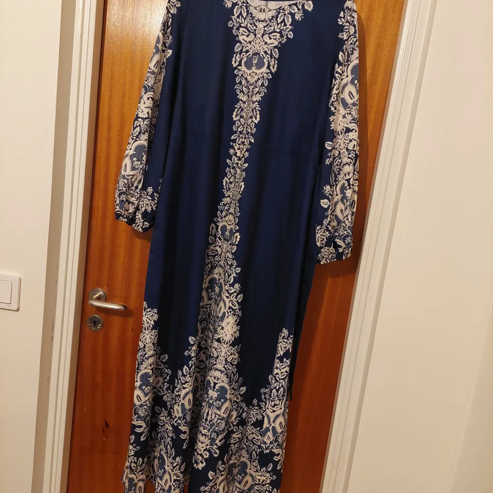 Fin marinblå klänning Har tyvärr aldrig kommit till användning sen den köptes.  Nypris: 249kr. Klänningar.