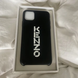 Mobilskal - Ett mobilskal ifrån kenzo som jag köpt på Sellpy, men som tyvärr ej passade min mobil. Men annars ett jättefint skal som jag själv hade velat ha🙌