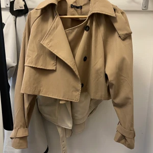 Trenchjacka  - Jacka från Shein. Strl L men som är som en M. 