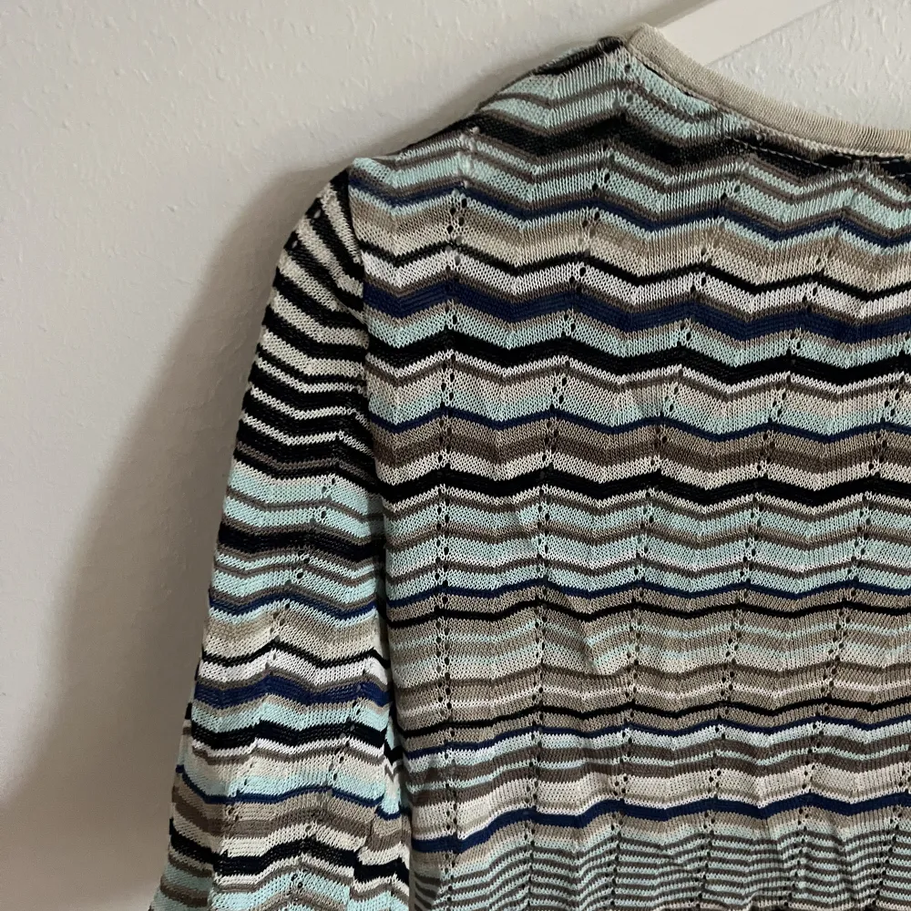 Så fin Missoni-inspirerad långärmad tröja, ingen lapp kvar så vet dessvärre inte vilket märke det är eller vilken storlek. Men skulle säga att den passar XS och S 🌈. Tröjor & Koftor.