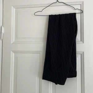 Kostymbyxor  - Så coola kostymbyxor från NAKD! Storlek 40🤎Frakt ingår ej 