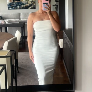 Klänning - Helt oanvänd klänning från Bershka med prislapp kvar!🤍 Ribbstickad av tjockt material, originalpris 259 kr men säljer för 170kr🌈