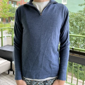 Half zip - Säljer denna half zip från These glory days i fint skick