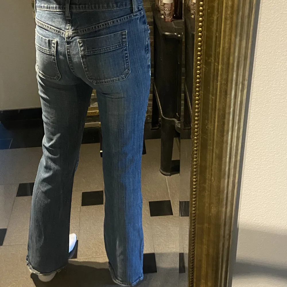 Blåa jeans! Midja: 74 cm, innerbenslängd: 73 cm. Supersköna 🫶🏼. Jeans & Byxor.