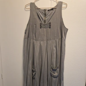 Hillevi klänning  - Kort grå klänning från Hillevi. Storlek 44 men är mer som 40/42