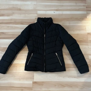 Jacka  - Höst/vinter jacka. Väldig fin.