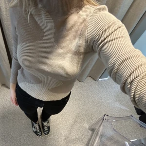 Tvåfärgad polotröja från zara! - Superskön stickad polotröja från zara i storleken S. Färgen är beoge i två olika nyanser.