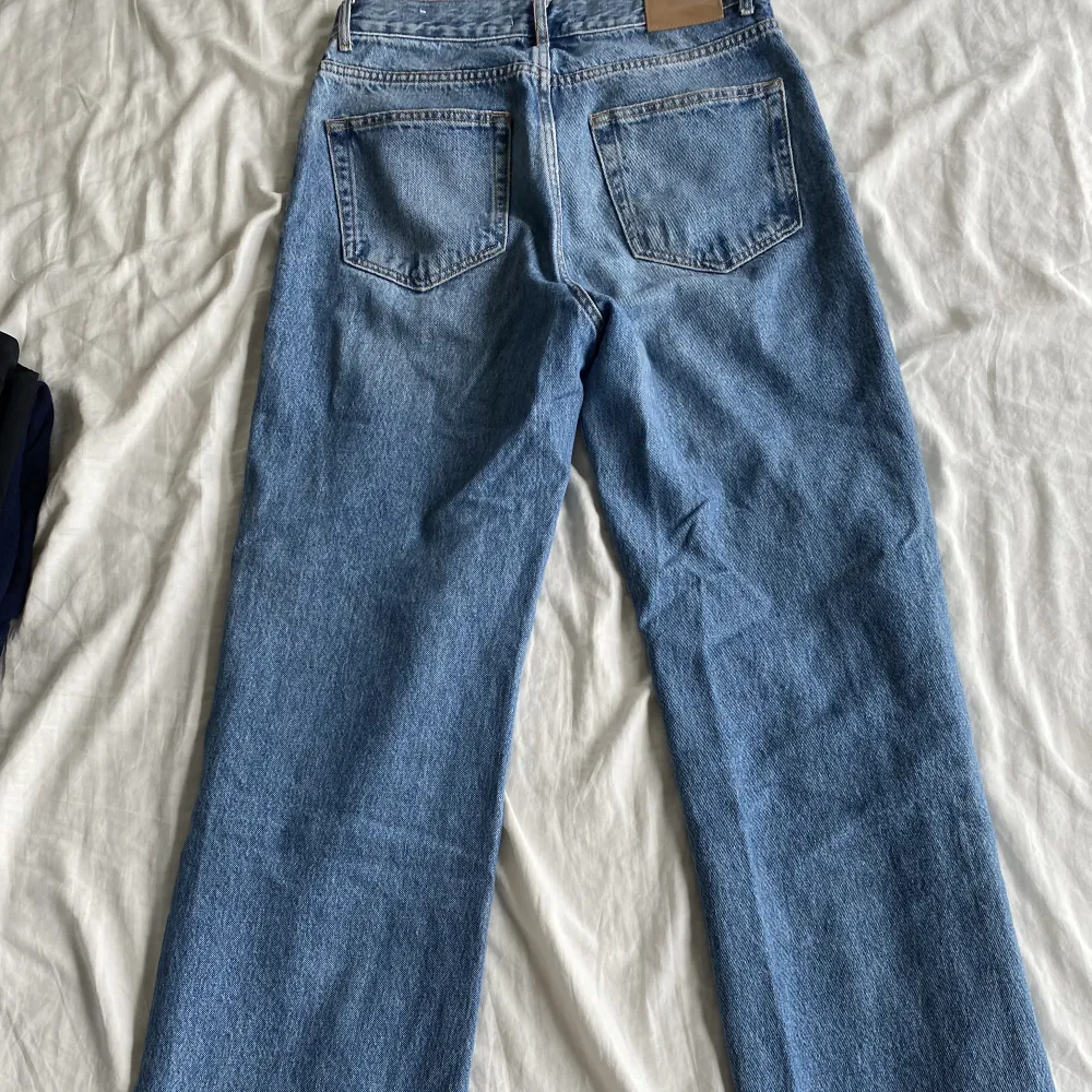 Blåa jeans från Pull & bear med sne knäppning😊 köparen står för frakt . Jeans & Byxor.