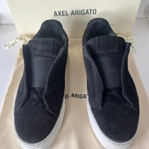 Axel Arigato skor - Axel Arigato skor i storlek 43. Depression använda men är i fint skick, 8,5/10. Medföljer box och påse, säljer för 1200 (ny pris 2550kr)