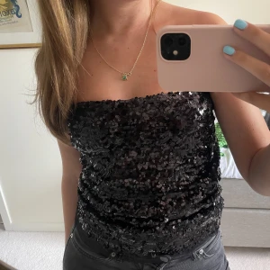 Glittertopp - Säljer en så snygg festtopp som även går att använda som kjol!! Helt oanvänd ❤️‍🔥