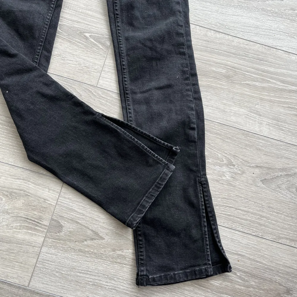 Ett par svarta jeans från zara med hög midja och slits vid benslutet💗 skriv till mig vid intresse😇. Jeans & Byxor.