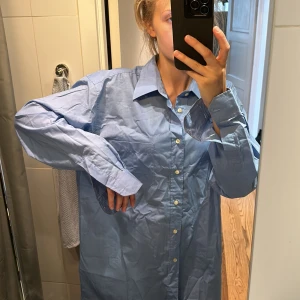 Blå Skjorta från Red Baron - Jätte fin blå färg, storlek 41/42, en oversized skjorta på mig som är 177 och bär XS-M. Super fin med kostymbyxor och vit t-shirt. Kommer inte till användning.