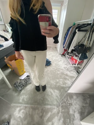 vita jeans - Jätte snygga jeans! Säljer pågrund av att dem är Påväg att bli för små!❤️
