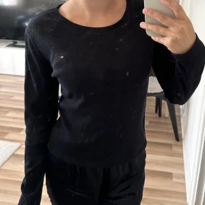 Hilfiger tröja  - Tommy hilfiger tröja strl S i fint skick, sparsamt använd, så mjuk