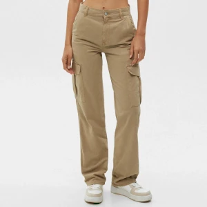 Cargobyxor  - Supersnygga cargobyxor i beige. Från Pull&bear. Helt oanvända. Strl 38. 🤎