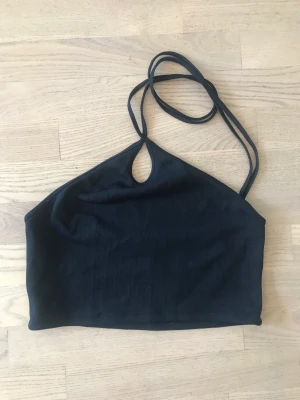 Topp - Fin svart rygglös topp som ej kommer till användning. 