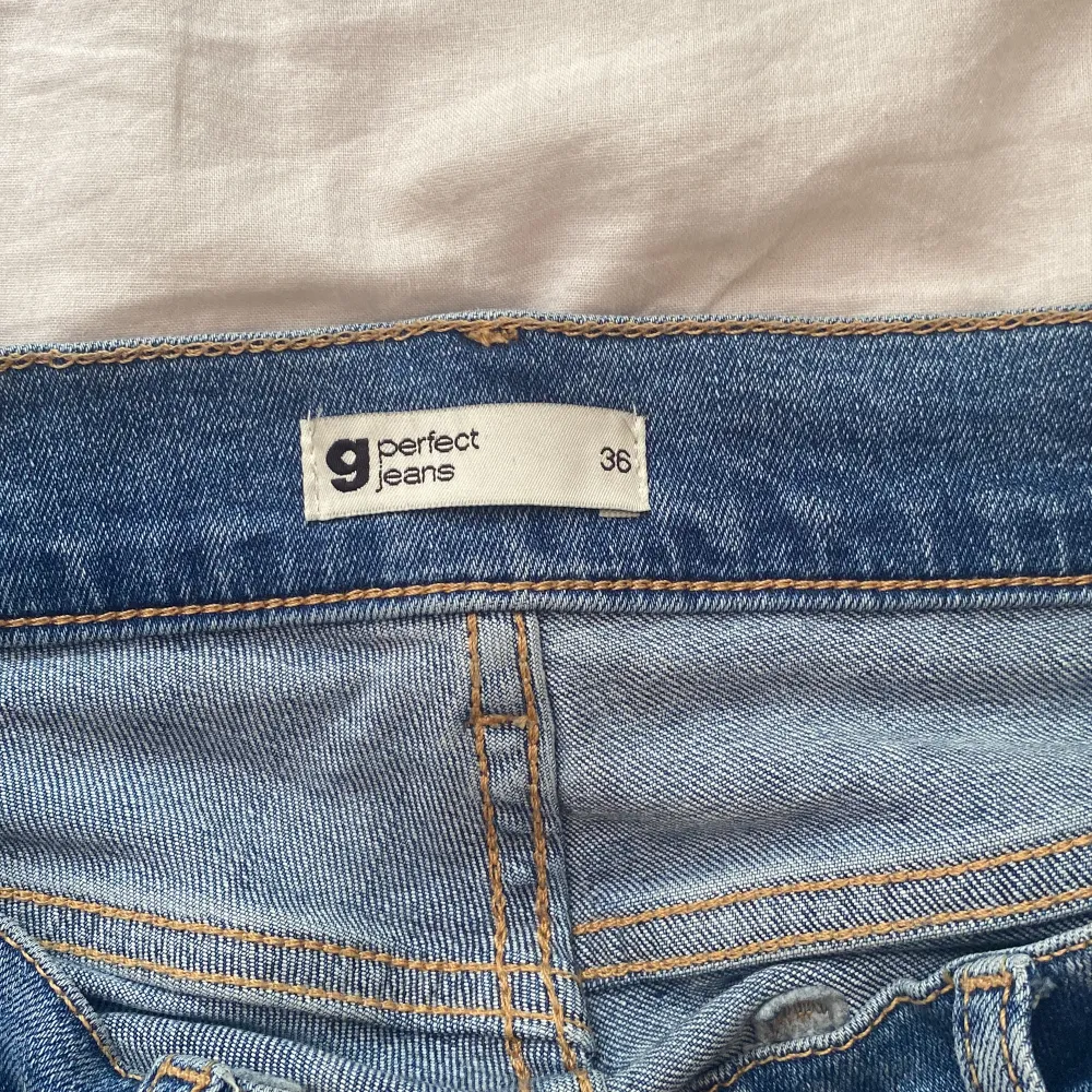 Säljer mina mörk blå low waisted Jeans från Gina tricot i storlek 36. Väldigt sparsamt använda. . Jeans & Byxor.