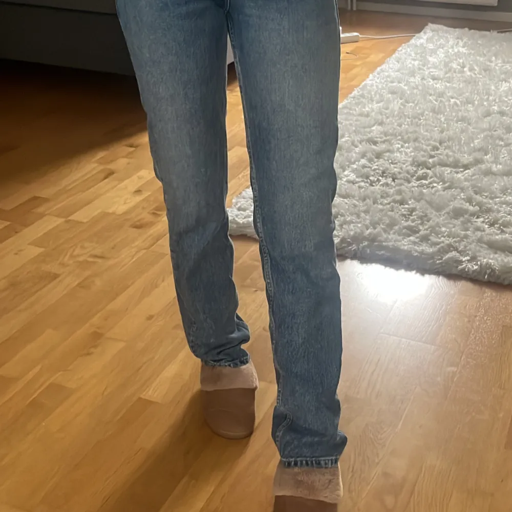 As snygga raka jeans i storlek 34 från zara som tyvärr är för små för mig.💕 150+frakt . Jeans & Byxor.