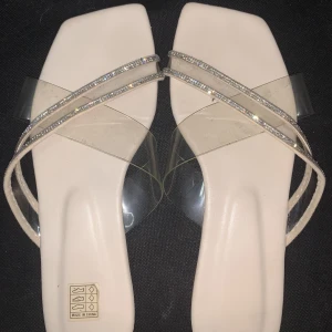 Sandaler med kristaller  - Helt oanvända tofflor/ sandaler med kristaller.  Älskar dem men jag kommer tyvärr inte att använda de.  Storlek 40 men skulle säga att de passar 39 mer.  