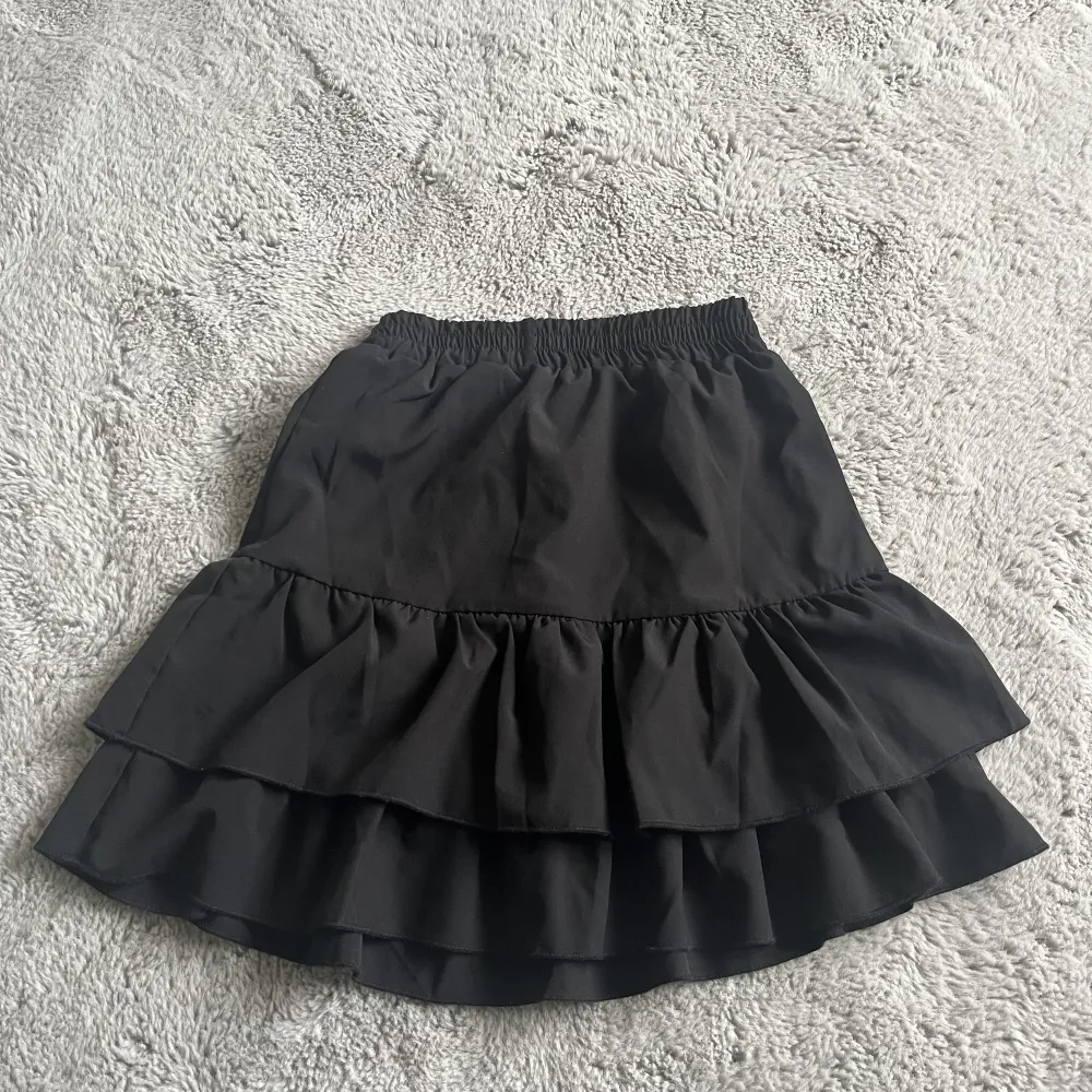 Säljer denna super gulliga volang kjol från Shein som inte kommer till användning. Man kan ha den som en kjol eller som en topp, båda sätten är jättefina! Vill du ha mer bilder på plagget eller har några frågor så är det bara att skriva till mig!😽. Kjolar.