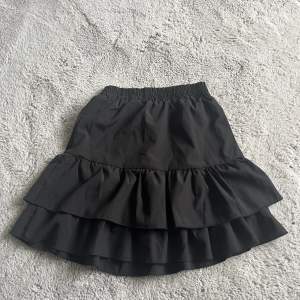 Säljer denna super gulliga volang kjol från Shein som inte kommer till användning. Man kan ha den som en kjol eller som en topp, båda sätten är jättefina! Vill du ha mer bilder på plagget eller har några frågor så är det bara att skriva till mig!😽