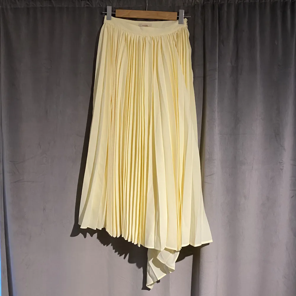 Gul plisserad kjol från hm i nyskick . Kjolar.