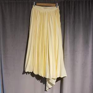 Gul plisserad kjol från hm i nyskick 