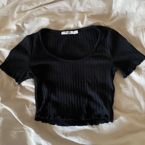 T-shirt - T-shirt från NA-KD i storlek XXS. Använd fåtal gånger. Säljer då den är för liten