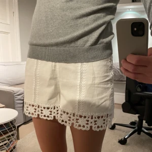 Shorts med volang - Vita finare shorts från zara. Dragkedja på sidan för att ta på sig den enklare. Inga defekter och bra kvalitet.