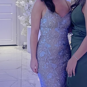 Klänning  - Använd endast en gång  Pris kan diskuteras vid snabb affär 